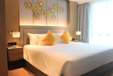 Deluxe Suite, 1 King Bed | Premium bedding, pillowtop beds, free minibar items, in-room safe