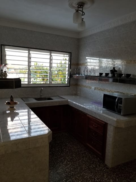 Standard Room | Shared kitchen | Fridge, microwave, stovetop, cookware/dishes/utensils