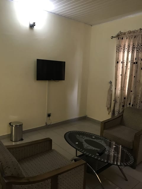 Executive Suite | Living area | 25-inch flat-screen TV with digital channels, TV