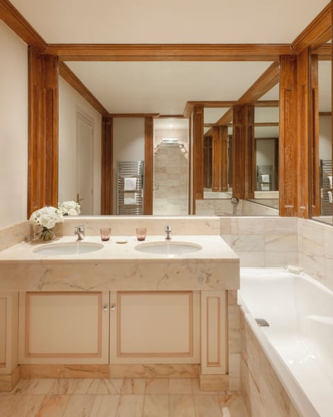 Combined shower/tub, hair dryer, bathrobes, slippers