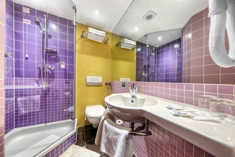 Comfort Double Room, 1 Double Bed | Bathroom | Separate tub and shower, hair dryer, towels