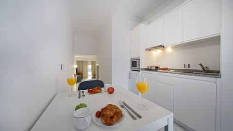 Studio, 2 Twin Beds | Private kitchenette | Fridge, microwave, stovetop, espresso maker