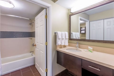 Combined shower/tub, deep soaking tub, free toiletries, hair dryer