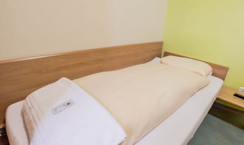 Single Room, Shared Bathroom | Iron/ironing board, rollaway beds, free WiFi, bed sheets