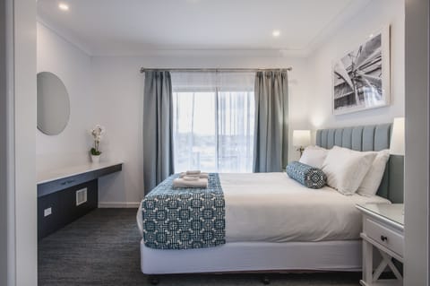Deluxe Suite, 1 Queen Bed | In-room safe, desk, iron/ironing board, free WiFi