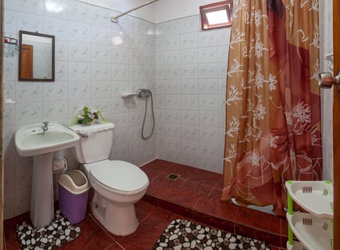 Standard Room, 1 Bedroom, Non Smoking, Courtyard View | Bathroom | Shower, rainfall showerhead, designer toiletries, hair dryer