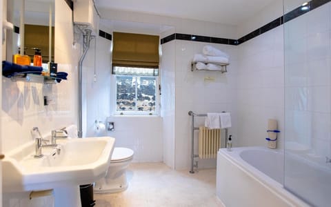 Standard Double Room, Ensuite | Bathroom | Free toiletries