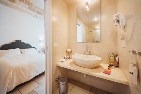 Deluxe Room | Bathroom | Shower, rainfall showerhead, designer toiletries, hair dryer