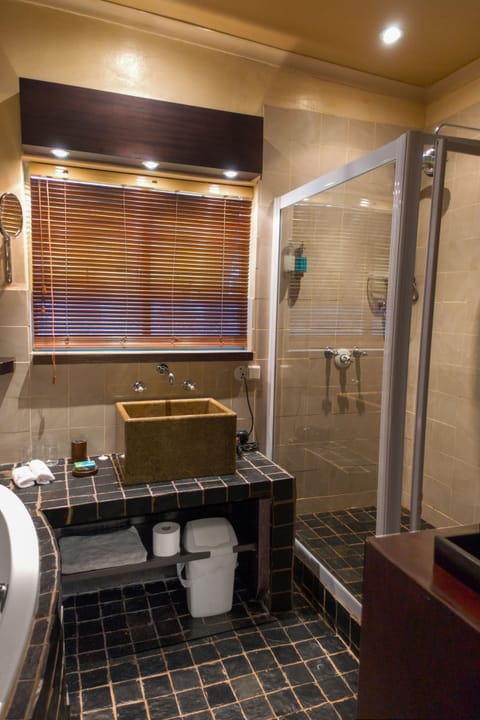 Executive Double or Twin Room | Bathroom | Shower, free toiletries, hair dryer, bathrobes