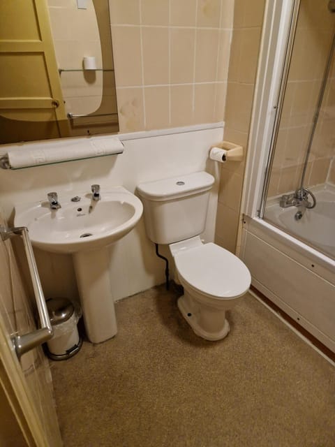 Standard Triple Room, 1 Bedroom | Bathroom | Free toiletries, hair dryer, towels, soap