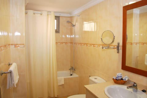 Combined shower/tub, hair dryer, towels