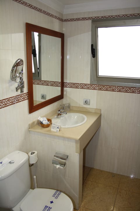 Combined shower/tub, hair dryer, towels