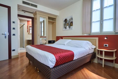 Standard Room, 1 Queen Bed, Non Smoking (Converts to 2 Twin Beds) | Down comforters, minibar, in-room safe, desk