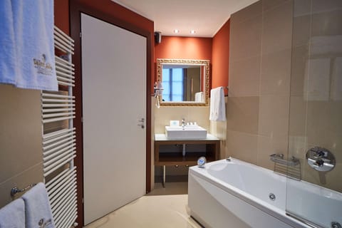 Superior Room, 1 Queen Bed, Non Smoking, Jetted Tub (Converts to 2 Twin Beds) | Bathroom | Free toiletries, hair dryer, bathrobes, slippers