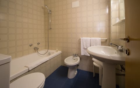 Double Room | Bathroom | Free toiletries, hair dryer, bidet, heated floors