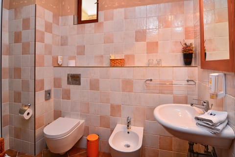 Superior Double Room, 1 Bedroom | Bathroom | Shower, free toiletries, hair dryer, bathrobes