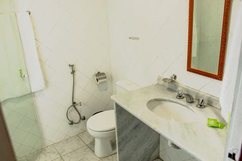 Standard Quintuplo | Bathroom | Shower, free toiletries, towels