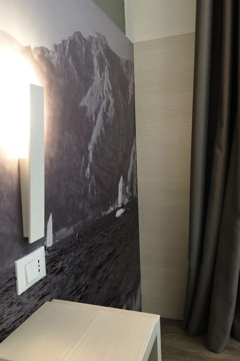 Design Single Room | In-room safe, desk, soundproofing, free WiFi