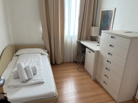 Triple Room | In-room safe, desk, cribs/infant beds, free WiFi