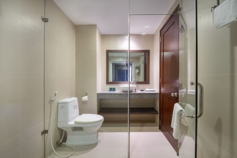 Superior Triple Room | Bathroom | Hydromassage showerhead, free toiletries, hair dryer, bathrobes