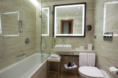 Junior Suite | Bathroom | Hair dryer, bidet, towels