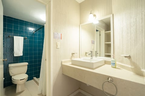 Club Double Room | Bathroom | Bathrobes, towels