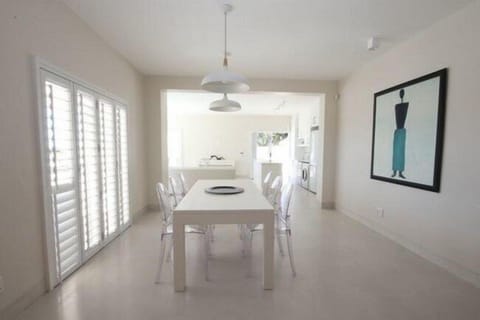 Deluxe Apartment, 3 Bedrooms, Kitchen, Ocean View | In-room dining