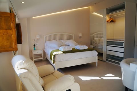 Deluxe Suite | Premium bedding, down comforters, soundproofing, free WiFi