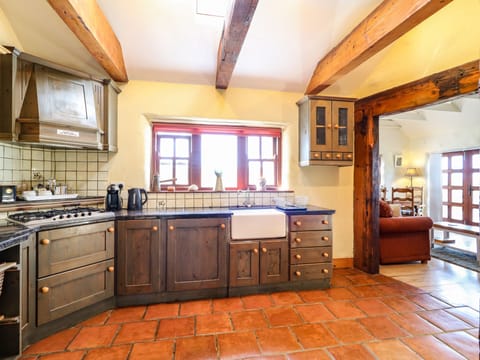 Cottage | Private kitchen | Dishwasher, cookware/dishes/utensils