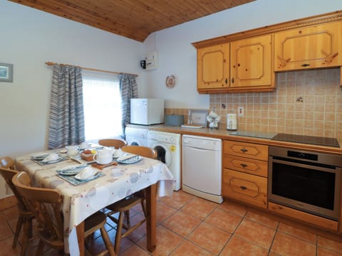 Cottage | Private kitchen | Fridge, dishwasher, cookware/dishes/utensils