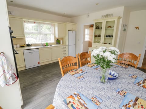 Cottage | Private kitchen | Fridge, oven, stovetop, cookware/dishes/utensils