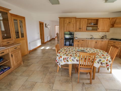 Cottage | Private kitchen | Dishwasher, cookware/dishes/utensils