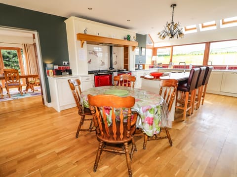 Cottage | Private kitchen | Fridge, oven, stovetop, dishwasher