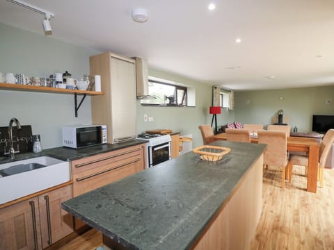 Cottage | Private kitchen | Microwave, dishwasher, highchair, cookware/dishes/utensils