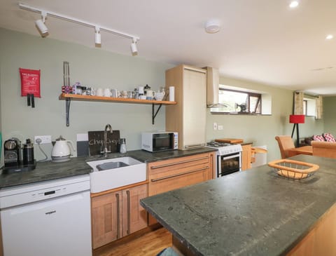 Cottage | Private kitchen | Microwave, dishwasher, highchair, cookware/dishes/utensils