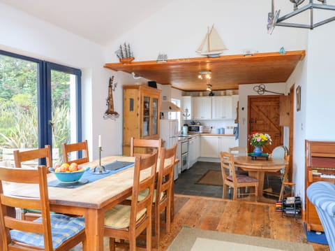 Cottage | Private kitchen | Fridge, oven, dishwasher, cookware/dishes/utensils