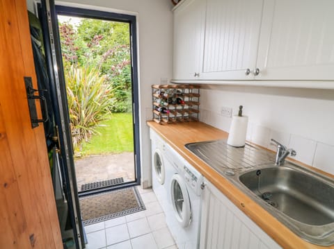 Cottage | Private kitchen | Fridge, oven, dishwasher, cookware/dishes/utensils