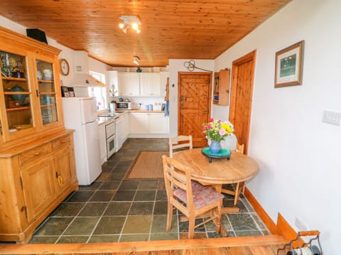 Cottage | Private kitchen | Fridge, oven, dishwasher, cookware/dishes/utensils