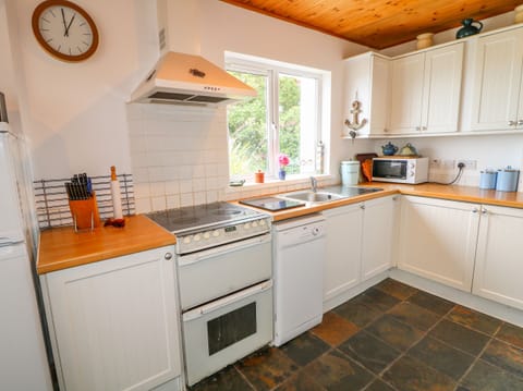 Cottage | Private kitchen | Fridge, oven, dishwasher, cookware/dishes/utensils