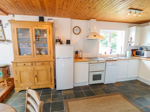 Cottage | Private kitchen | Fridge, oven, dishwasher, cookware/dishes/utensils