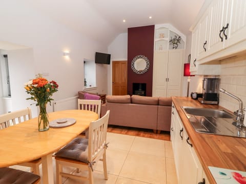 Cottage | Private kitchen | Dishwasher, cookware/dishes/utensils