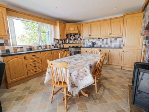 Dishwasher, cookware/dishes/utensils