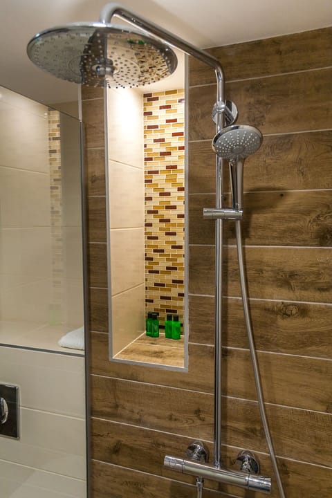 Separate tub and shower, rainfall showerhead, hair dryer, towels