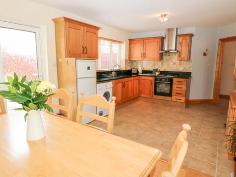 Cottage | Private kitchen | Electric kettle, toaster, cookware/dishes/utensils