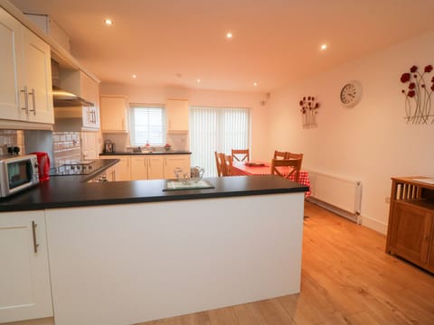 Cottage | Private kitchen | Cookware/dishes/utensils