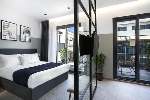 Deluxe Studio, Terrace (Lucia) | Premium bedding, pillowtop beds, in-room safe, individually decorated