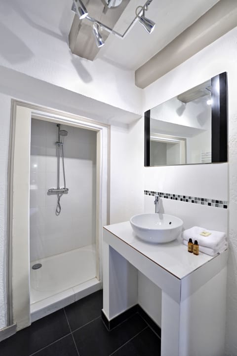 Traditional Double Room | Bathroom | Rainfall showerhead, free toiletries, hair dryer, towels
