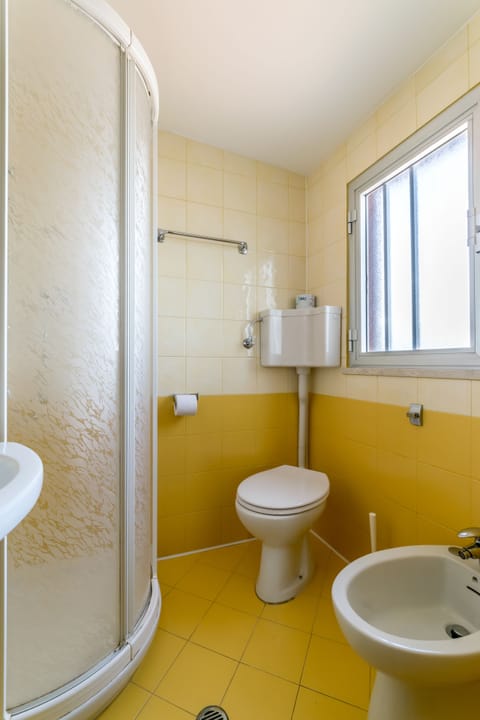 Triple Room | Bathroom | Shower, hair dryer, bidet, towels