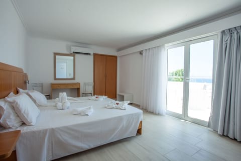 Suite, Sea View | Blackout drapes, soundproofing, free WiFi, bed sheets