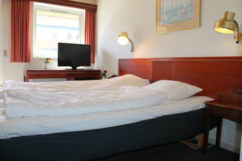 Double Room | Pillowtop beds, desk, soundproofing, iron/ironing board